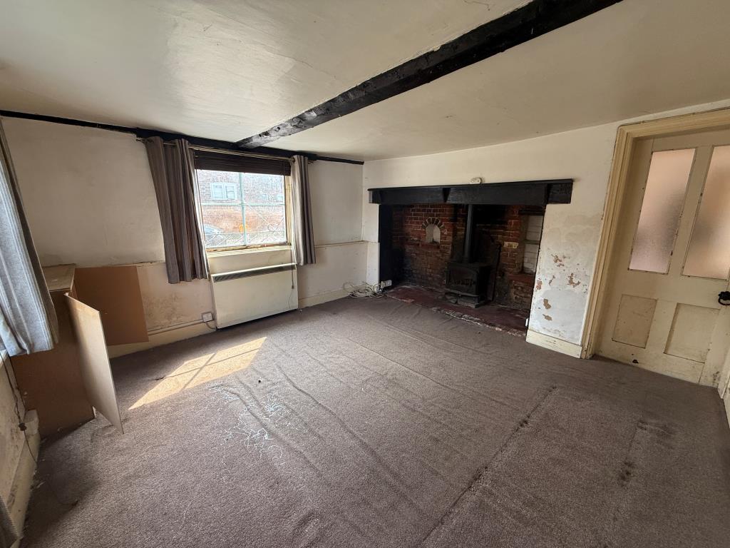 Lot: 98 - FREEHOLD CONVENIENCE STORE INVESTMENT AND VACANT SEVEN-BEDROOM HOUSE FOR REFURBISHMENT - Room